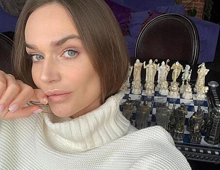 «Умело обыграла»: модный эксперт разобрала образ Водонаевой с платком в русском стиле