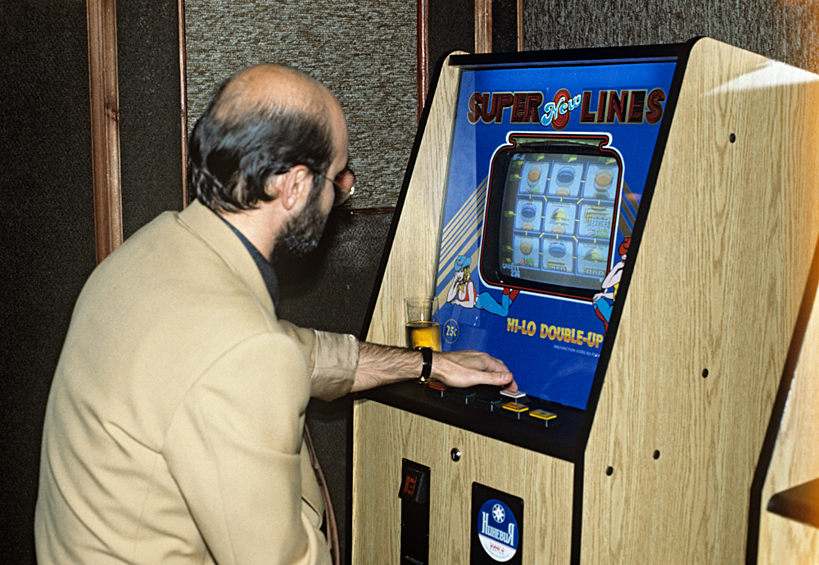 Посетитель казино "Клуб №" за игральным автоматом, 1991 год