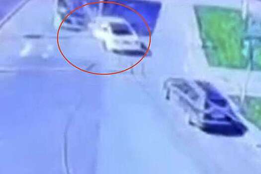 В Екатеринбурге на видео попало, как водитель Audi на скорости врезался в троллейбус