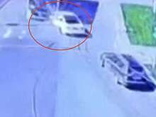 В Екатеринбурге на видео попало, как водитель Audi на скорости врезался в троллейбус