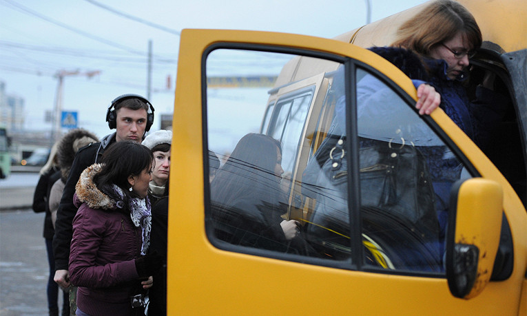Пассажирка выпала на ходу из маршрутки в Волгограде