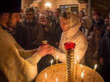 Автор проекта «Пасхальное дерево» привезла Благодатный огонь в храм святой Ольги в Останкине