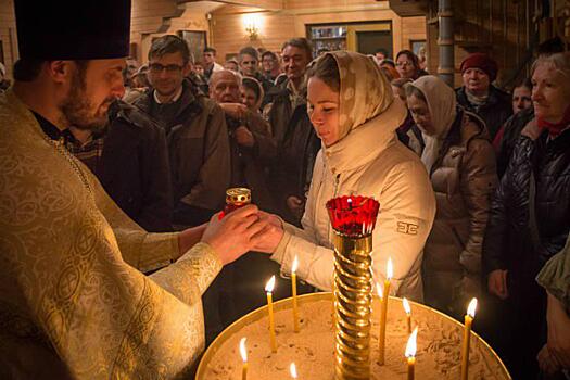 Автор проекта «Пасхальное дерево» привезла Благодатный огонь в храм святой Ольги в Останкине