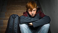 Подростки оккупировали подъезд: когда вы имеете право их выгнать