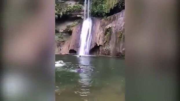 Турист разбился насмерть, упав с водопада во время съемок клипа: видео
