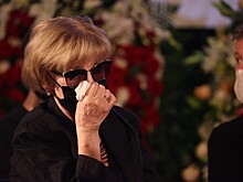Алентову заметили на похоронах мужа с почти полностью закрытым лицом