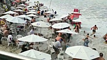 Полный хаос: огромная волна застала врасплох туристов популярного курорта