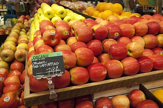 «Коктейль из пестицидов»: названа опасность яблок по всей Европе