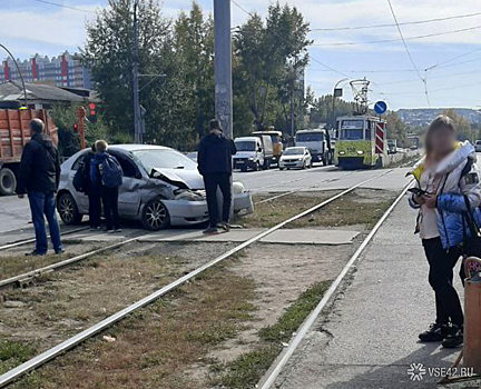 Иномарка в Кемерове врезалась в опору на трамвайных путях после ДТП