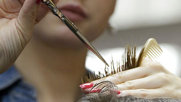 Мастер научился стричь людей вверх ногами