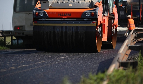 На улице Саши Филиппова в Волгограде обновляют дорожное полотно