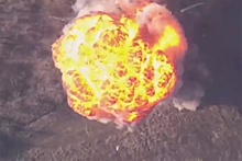 Российский дрон в одно мгновение превратил танк ВСУ в гигантский огненный шар