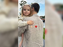 Модель Алеся Кафельникова сняла на фото своего супруга с еще маленькой дочерью