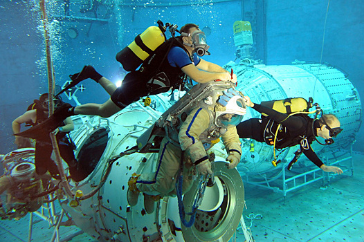 Уникальные фото ко Дню космонавтики: как готовят людей и ракеты к путешествиям на орбиту Земли