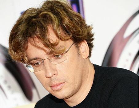 «Начну с головы»: Галкин принял вызов Никиты Преснякова и сделал дома уборку