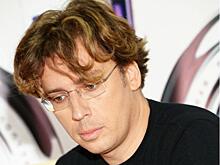 «Начну с головы»: Галкин принял вызов Никиты Преснякова и сделал дома уборку