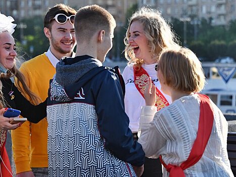 Минпросвещения РФ рекомендует провести последние звонки в школах в очном формате