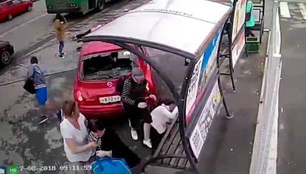 "Богиня" парковки: владелица малолитражки сбила людей на остановке в Екатеринбурге