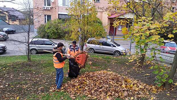 Уборку детских площадок и дворовых территорий провели в Воскресенском