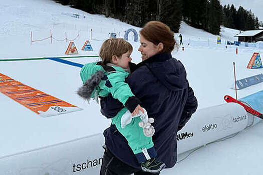 Принцесса Евгения опубликовала редкие фото с сыном Эрни