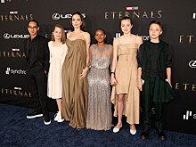 Анджелина Джоли и ее дети в нарядах из маминого шкафа посетили премьеру фильма "Вечные"