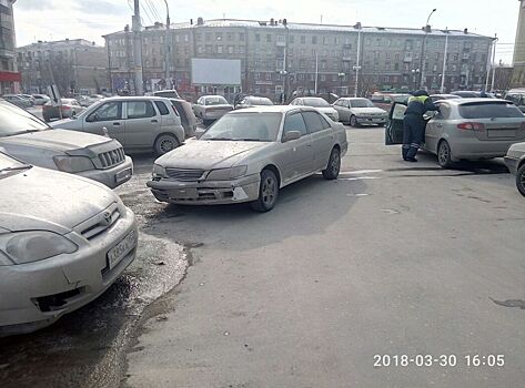 Буйный водитель въехал в три автомобиля на парковке у «Сан Сити»