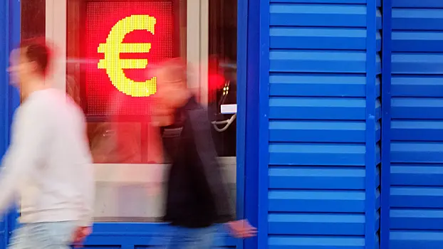 Стало известно, какие валюты чаще покупают и продают россияне