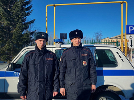 В Челябинской области сотрудники патрульно-постовой службы полиции помогли пожарным эвакуировать жителей многоквартирного дома
