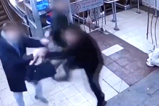 В московском метро пассажиры устроили драку из-за очереди на эскалатор