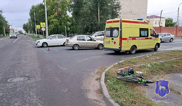 В Сызрани юный велосипедист попал в больницу после столкновения с "Рено"