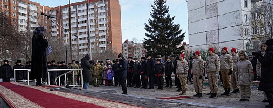 На здании школы №47 в Улан-Удэ установили памятный знак Герою России Максиму Концову