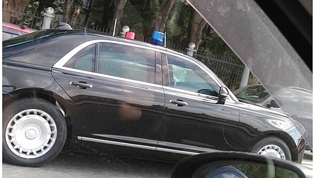 Элитный седан "Кортеж" уже колесит по Москве с мигалками
