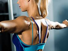 Тренер посоветовала упражнения с гантелями для укрепления спины