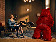 Солистка группы «Моя Мишель» разговаривает с медведем в клипе «Не поняла»