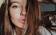 Высокие скулы и завидная растяжка: 18-летняя Саша Стриженова продолжила эксперименты с внешностью перед фотокамерой