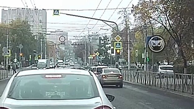 В центре Пензы машина после ДТП вылетела на тротуар с пешеходами