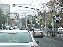 В центре Пензы машина после ДТП вылетела на тротуар с пешеходами