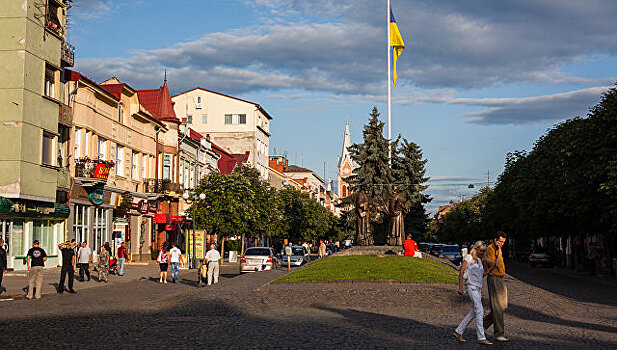 В Закарпатье два местных жителя украли флаг Украины со здания горсовета