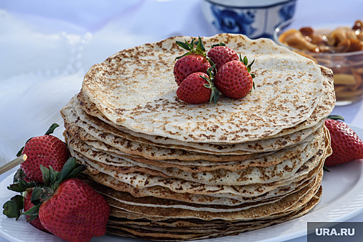 Глава Белоярского района ХМАО Маненков приготовил на Масленицу блины с кабачком