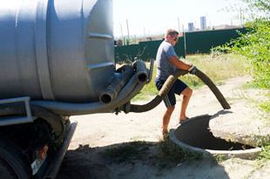 Девятитонная ассенизаторская машина перевернулась на юге Волгограда