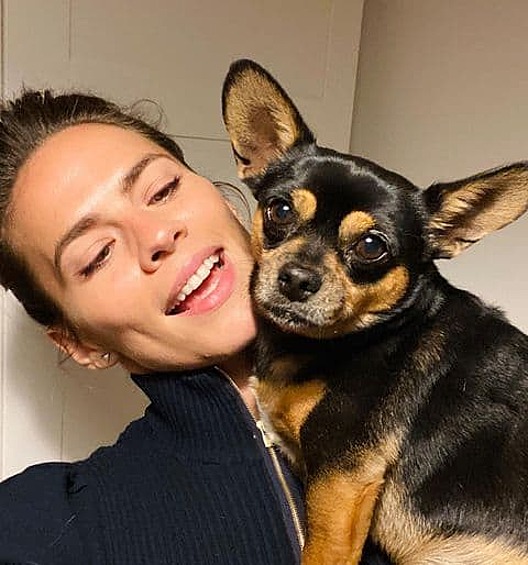 Ранее актриса снялась в фильмах "Кристофер Робин", "Первый мститель", "Герцогиня", "Золушка".