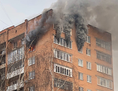 Первые фото с места пожара в жилом доме в центре Ижевска