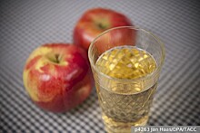 Врач-гастроэнтеролог Парамонов назвал меры первой помощи при пищевом отравлении летними фруктами и овощами