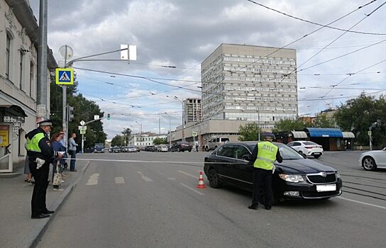 В Екатеринбурге на Куйбышева автомобиль наехал на 11-летнюю девочку