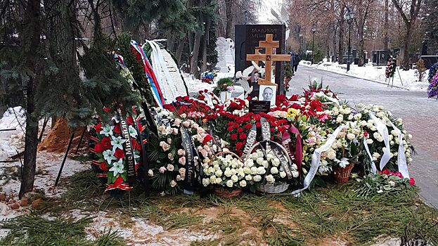 Священники возмутились выходкой поклонников на могиле Инны Чуриковой
