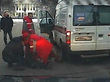 В Саратове автохам не пропустил cкорую во двор больницы