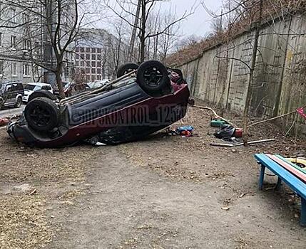 Во Владивостоке иномарка упала с косогора прямо на детскую площадку
