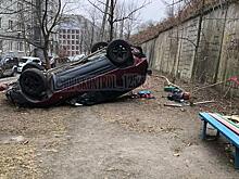 Во Владивостоке иномарка упала с косогора прямо на детскую площадку