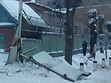 В Омске на шедших с корпоратива работниц завода рухнул бетонный забор