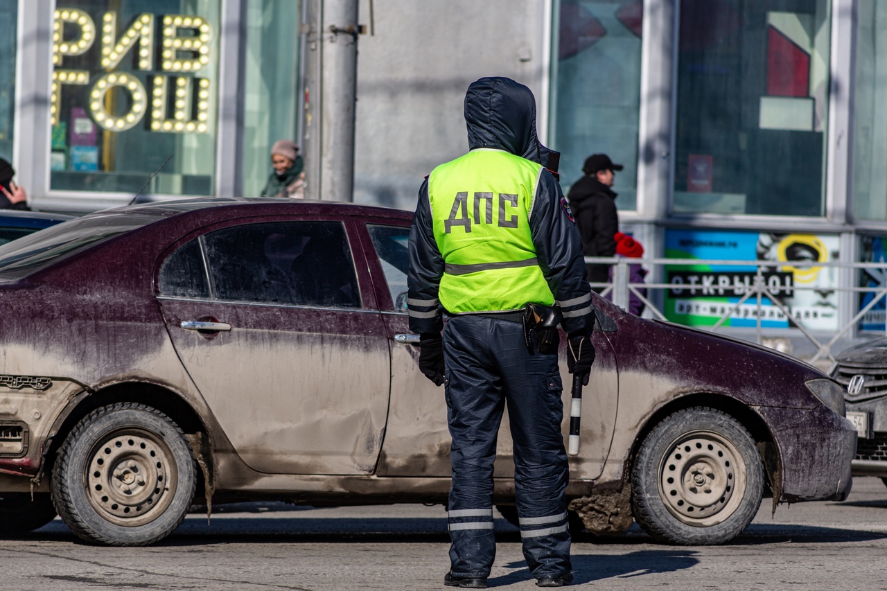 В Новосибирске наркоторговец угнал автомобиль с 37-летней женщиной за рулем